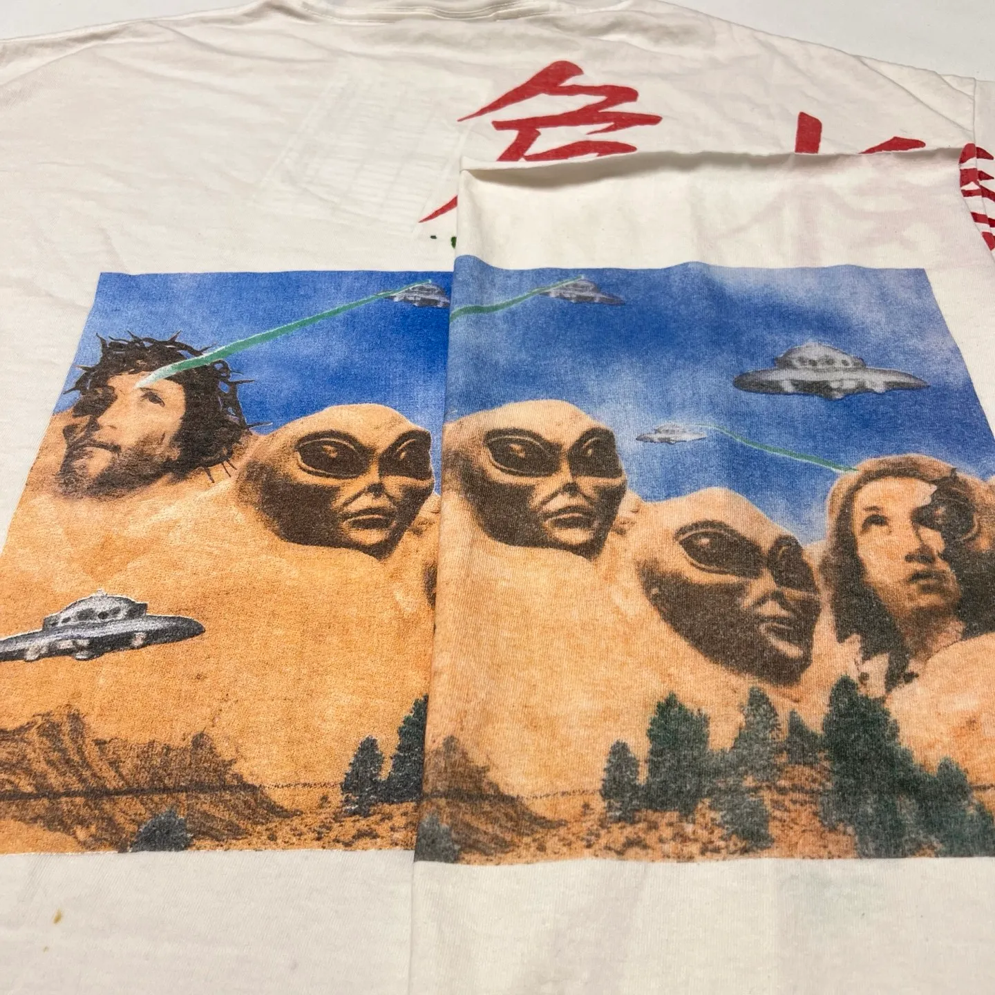 Printing pattern SAINT Mxxxxxx × Sean Wotherspoon SW_SS TEE/KIKI/WHT Alien Crisis/Alien President Mountain TEE Off-white S-XL Super handsome co-branded alien printing design Correct version Customized SW co-branded accessories Cylindrical side seam high weight fabric Enzyme heavy washing water distressing Handmade ready-made clothing graffiti splash ink